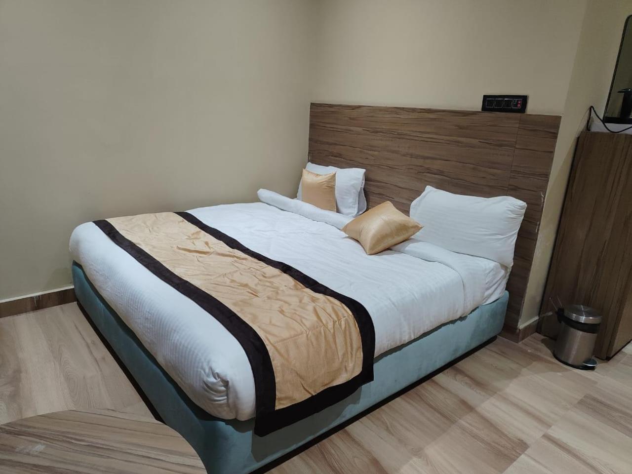 The Velvet Sky Hotel & Resort Bahraich ภายนอก รูปภาพ