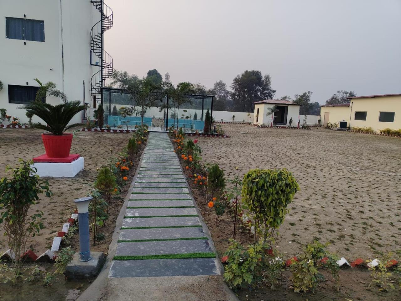 The Velvet Sky Hotel & Resort Bahraich ภายนอก รูปภาพ