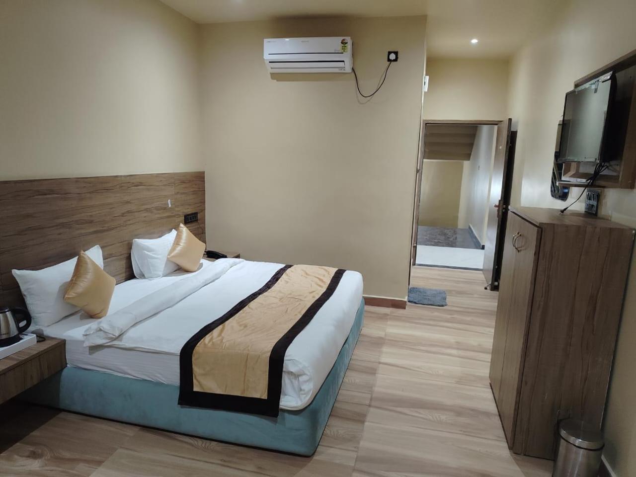 The Velvet Sky Hotel & Resort Bahraich ภายนอก รูปภาพ