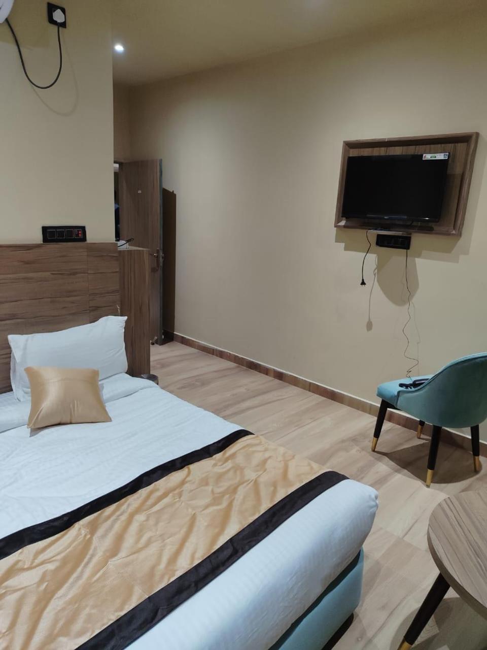 The Velvet Sky Hotel & Resort Bahraich ภายนอก รูปภาพ