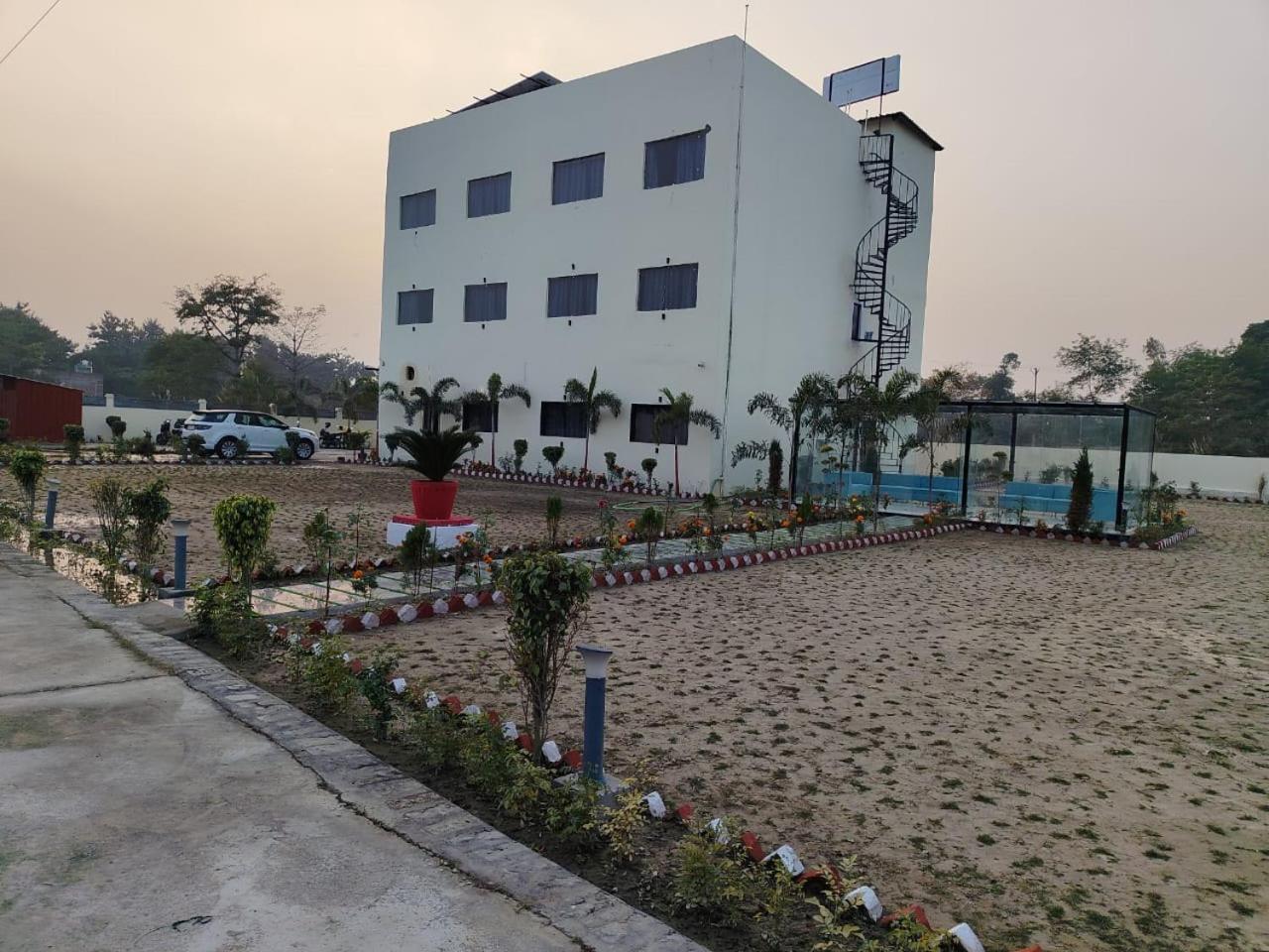 The Velvet Sky Hotel & Resort Bahraich ภายนอก รูปภาพ